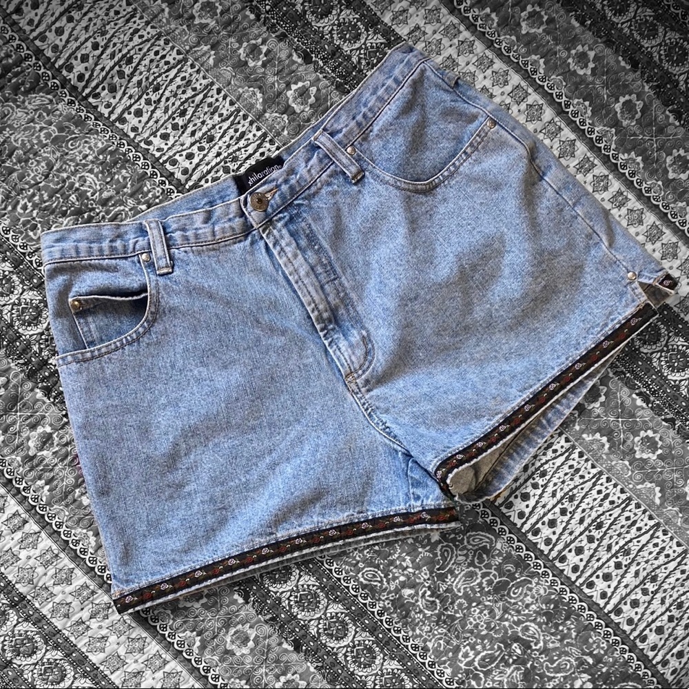 Vintage 90s floral trim shorts